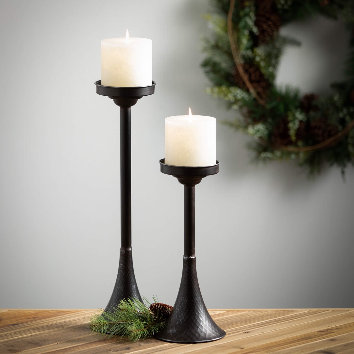 BELL-SHAPED CANDLE HOLDER SET